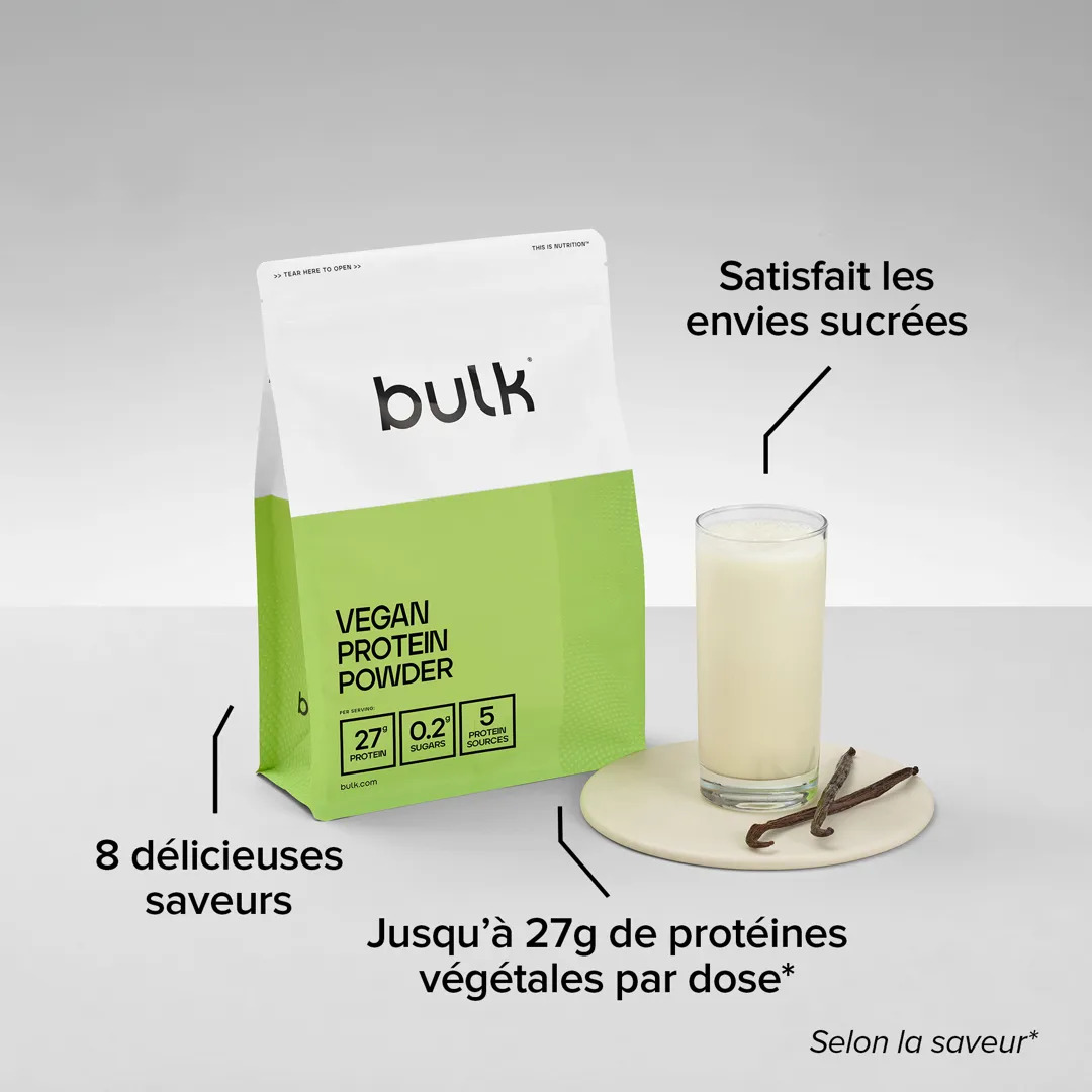 Shaker de protéine végétale Bulk posé sur un plan de travail avec des graines, symbole d'une récupération naturelle